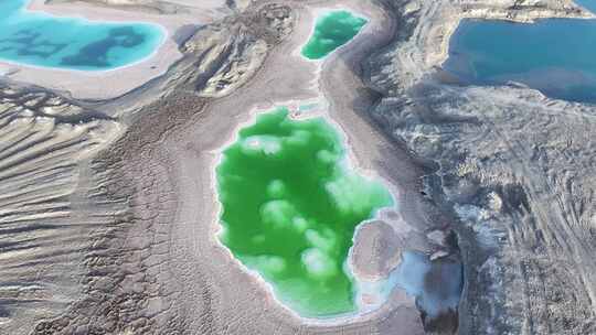 青海海西大柴旦翡翠湖湖水沙滩航拍视频