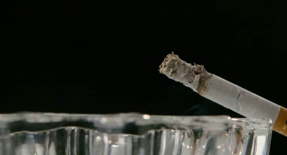 抽烟吸烟特写 危害健康 禁止吸烟 烟灰缸