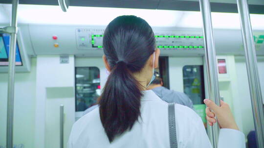 青年女人戴着口罩乘坐地铁视频素材模板下载