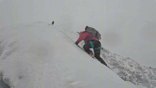 风雪中攀登四川贡嘎山区贡巴峰的登山者