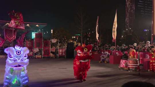 夜间苏州城市街头舞狮狮王争霸表演升格