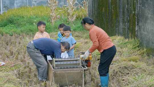 农民夫妻和孩子们在田间劳作