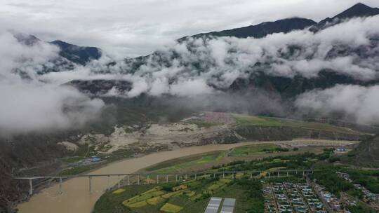 西藏山南市加查县雅鲁藏布江峡谷风光