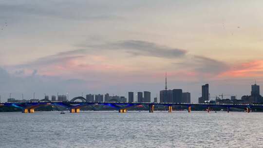 城市建筑河流桥梁车流海滨城市