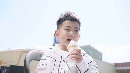 快乐的小男孩吃冰淇淋视频素材模板下载