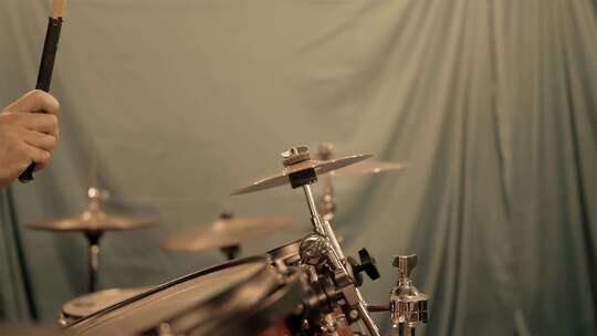 鼓手的手在慢动作中敲锣