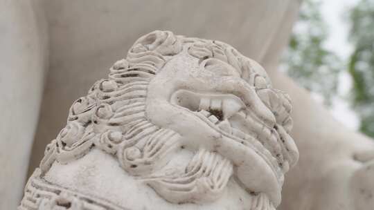 古建筑前威武霸气的石狮子雕像