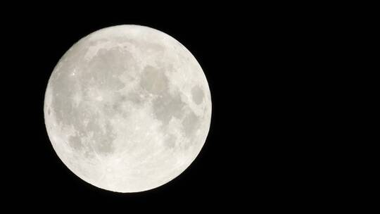 月球缓慢划过黑色背景