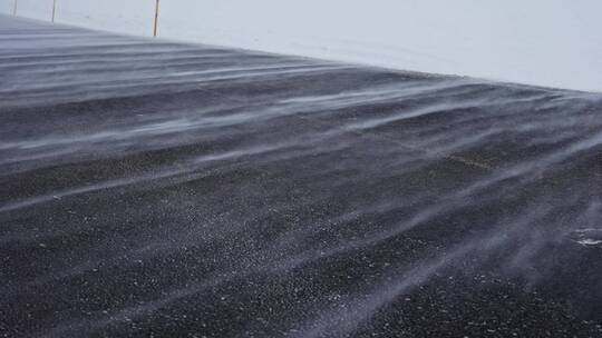 道路上飘落的雪花