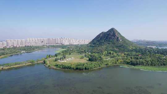 山东济南华山风景区湖面山峰风景