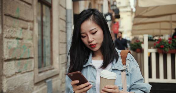 听手机上的语音信息的女人