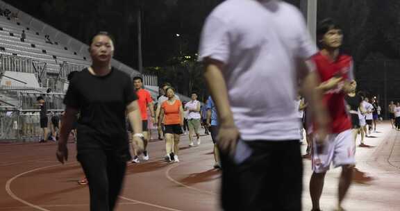 夜晚体育馆跑步