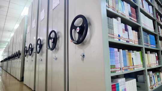 （合集）4K大学图书室厚重的档案室大门