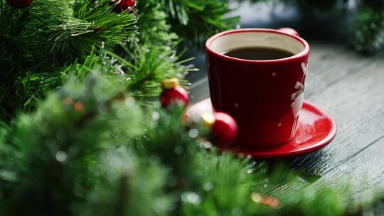 圣诞树旁桌子上的咖啡