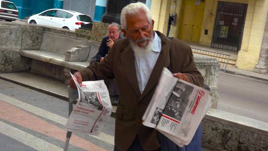 老人在街道卖报纸