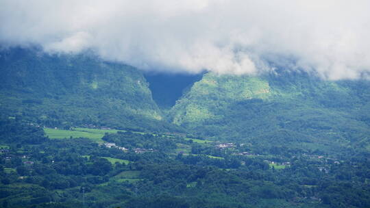 雨后云雾变幻的山川绿野