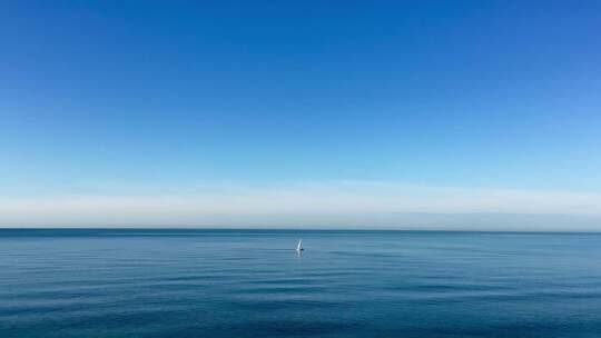 蔚蓝的大海 海面上的帆船