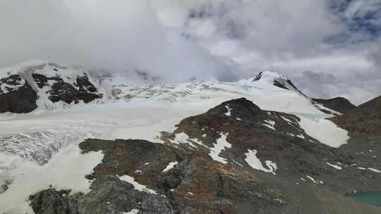 航拍川西沙鲁里山脉加拉本森雪山冰川