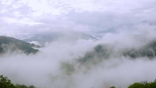 云雾缭绕山脉相连