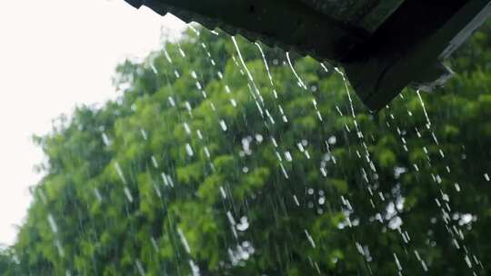 雨滴从屋顶落下