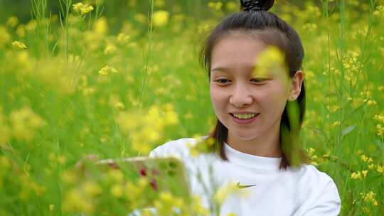 一位女士在油菜花田游玩