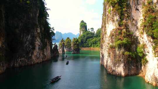 翡翠水域上的船和风景