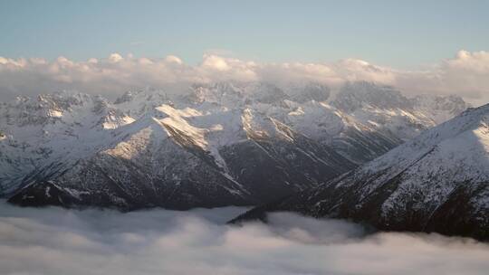 壮丽的雪山和云层视频素材模板下载