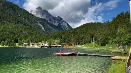 夏天的劳特湖，背景是Obere Wettersteitze山，非常靠近河岸视频素材模板下载