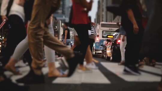 城市人群脚步特写慢动作视频素材模板下载