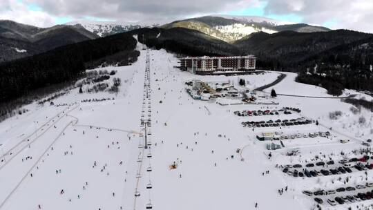 滑雪场和滑雪者下山