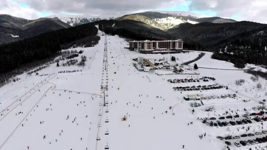 滑雪场和滑雪者下山视频素材模板下载