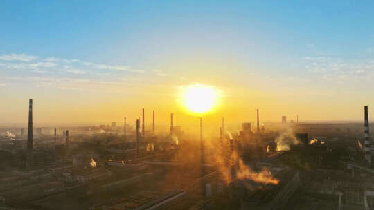 延时拍摄阳光下的工厂、大烟囱、工业城市