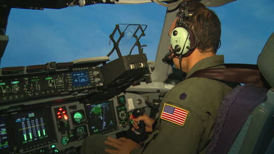 空军飞行员在飞行模拟器中训练视频素材模板下载