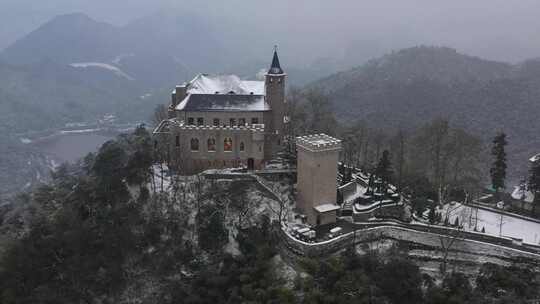 德清莫干山雪天云雾里的裸心堡视频素材模板下载