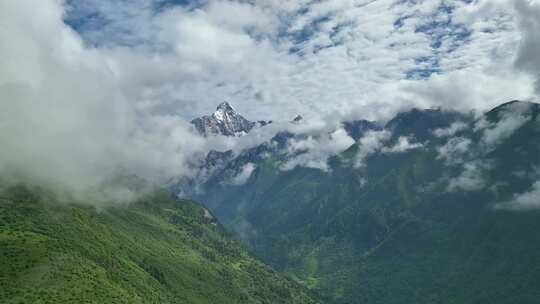 航拍云雾缭绕的四川阿坝四姑娘山幺妹峰