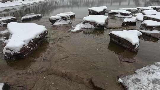 下雪天河水树林倒影视频素材模板下载