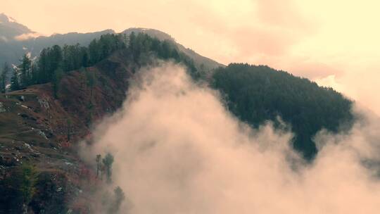 航拍浓雾在山腰蔓延