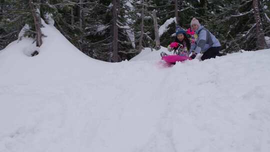 女孩乘雪橇下山