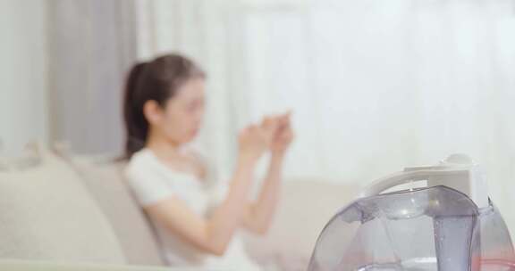 女孩居家沙发玩手机场景