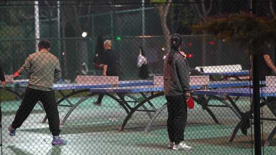 晚上公园锻炼打乒乓球的人群