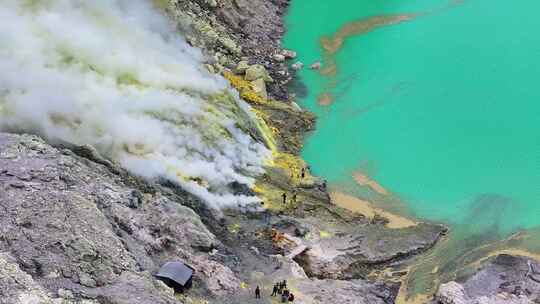 印尼东爪哇伊真火山口湖冒浓烟的硫磺矿