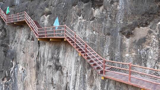 悬崖边设有护栏的登山步道