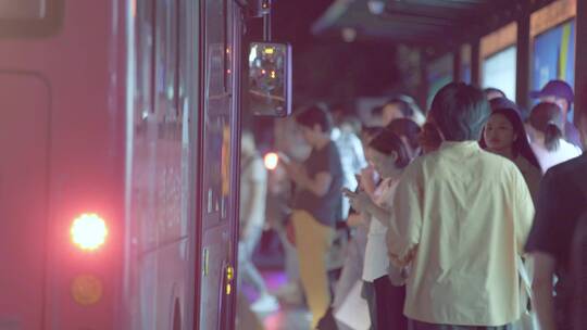 深圳南山科技园上班族下班挤公交人文视频视频素材模板下载