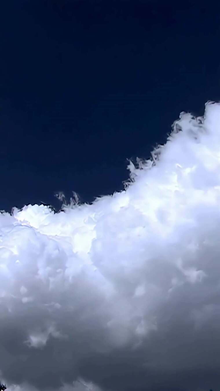 天空中蓬松白云景象