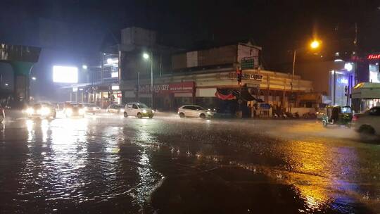 暴雨期间驶过路口的车辆