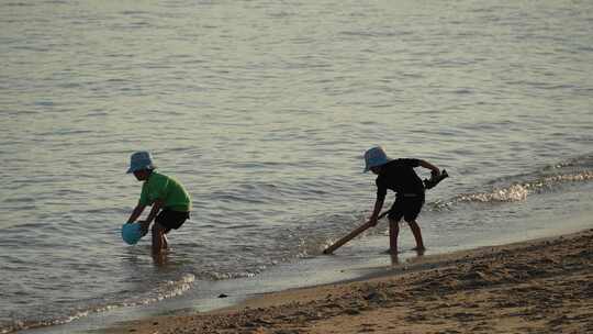 两个小孩在海边玩耍
