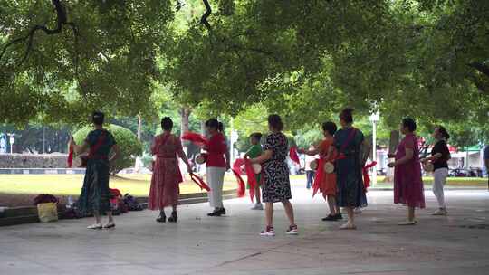 城市公园人文中老年人晨练跳广场舞休闲运动