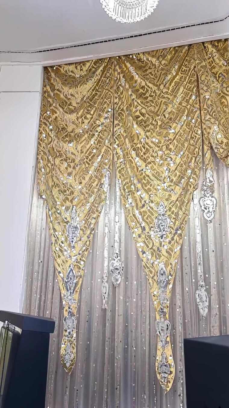 室内金色装饰窗帘