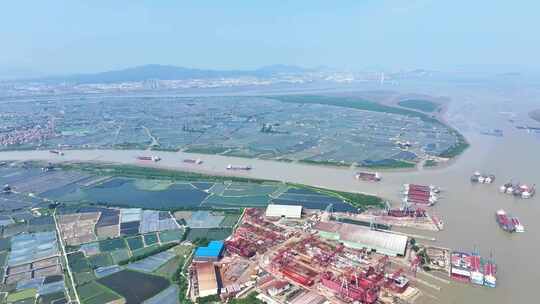 航拍福建漳州龙海九龙江造船厂货轮