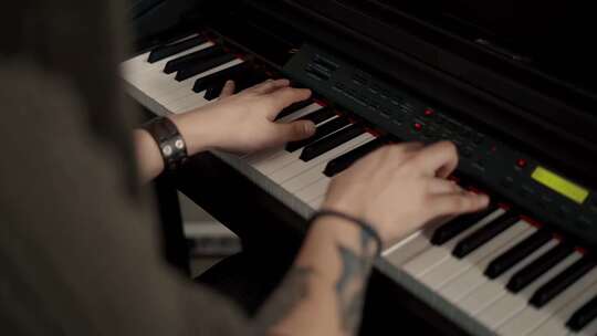 音乐家演奏合成器，慢动作。